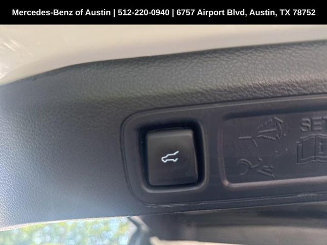 Photo of 2023 Star White Ford Expedition