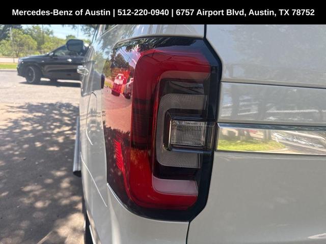 Photo of 2023 Star White Ford Expedition