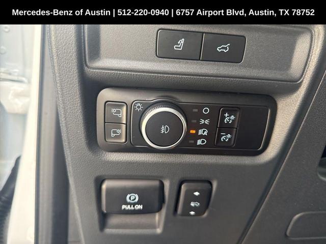 Photo of 2023 Star White Ford Expedition