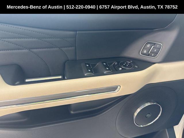 Photo of 2023 Star White Ford Expedition