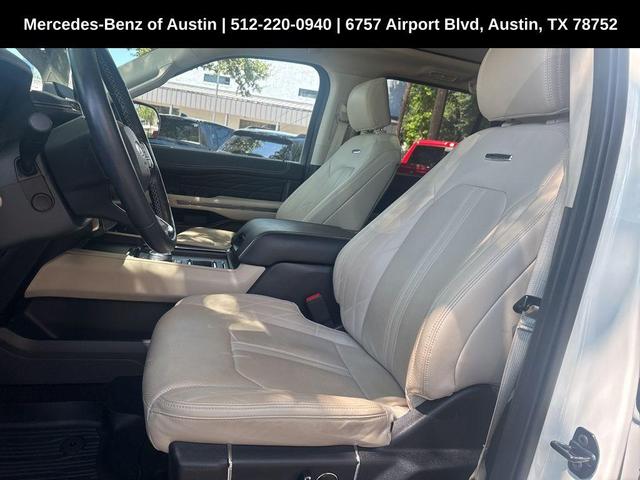 Photo of 2023 Star White Ford Expedition