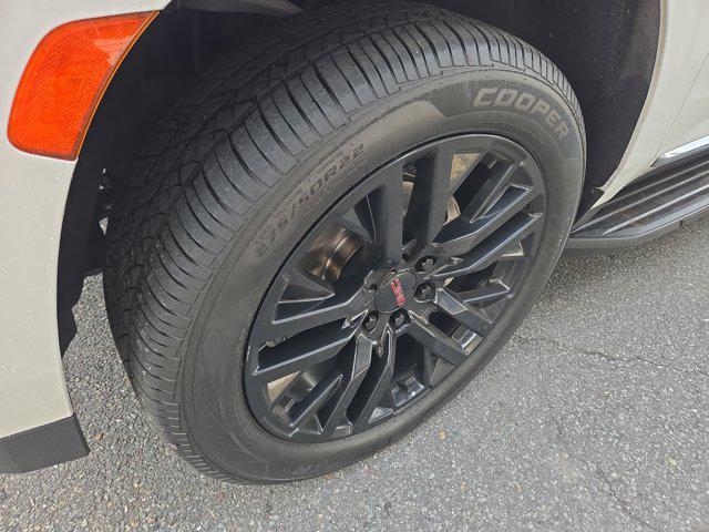 Photo of 2023 Summit White GMC Yukon XL