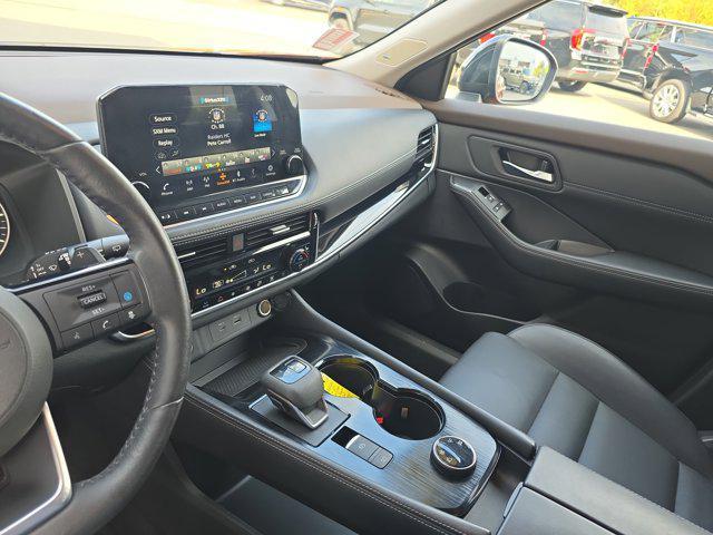 Photo of 2023 Sunset Drift Chromaflair/Super Black Nissan Rogue