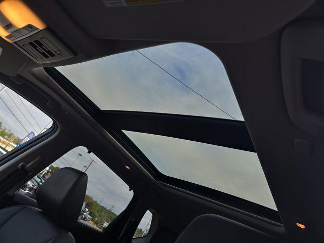 Photo of 2023 Sunset Drift Chromaflair/Super Black Nissan Rogue