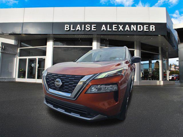 Photo of 2023 Sunset Drift Chromaflair/Super Black Nissan Rogue