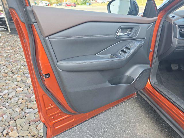 Photo of 2023 Sunset Drift Chromaflair/Super Black Nissan Rogue