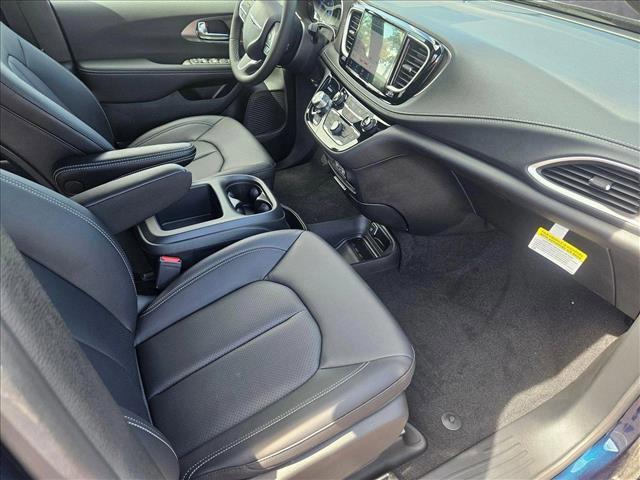 Photo of 2025 Fathom Blue Pearlcoat Chrysler Pacifica