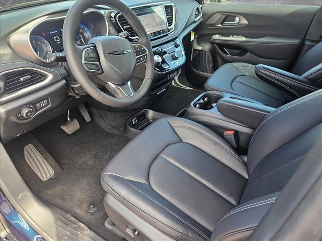 Photo of 2025 Fathom Blue Pearlcoat Chrysler Pacifica