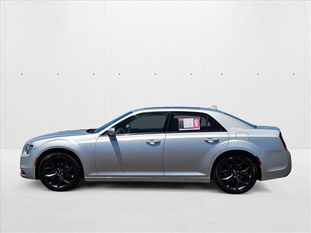 Photo of 2023 Silver Mist Clearcoat Chrysler 300