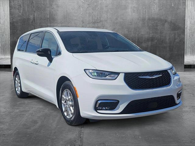 Photo of 2025 Bright White Clearcoat Chrysler Pacifica