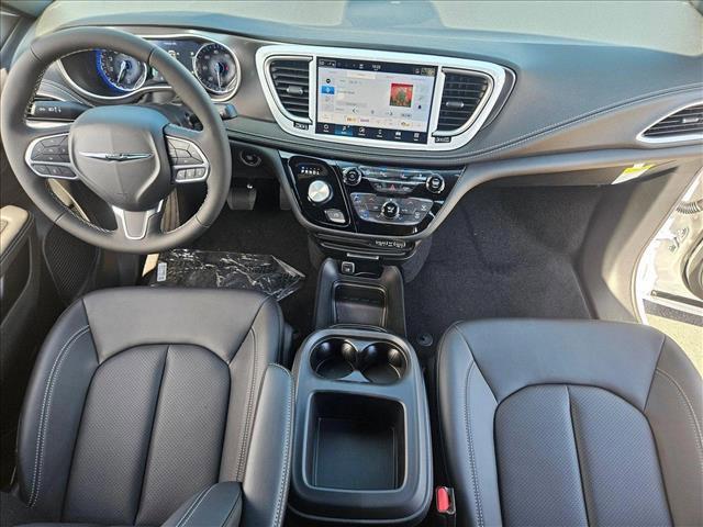 Photo of 2025 Bright White Clearcoat Chrysler Pacifica