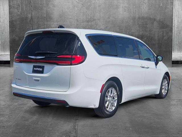 Photo of 2025 Bright White Clearcoat Chrysler Pacifica