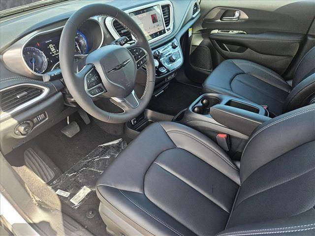Photo of 2025 Bright White Clearcoat Chrysler Pacifica