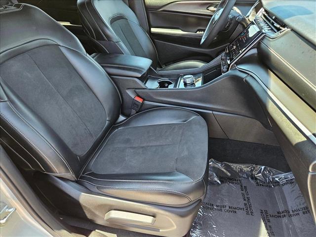 Photo of 2024 Silver Zynith Jeep Grand Cherokee L