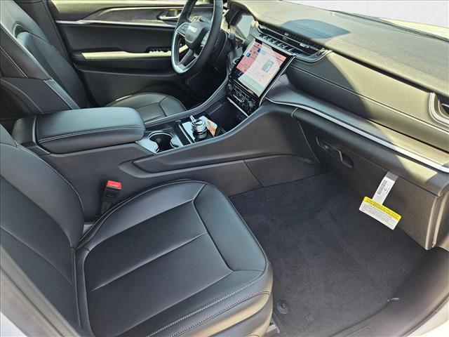 Photo of 2025 Bright White Clearcoat Jeep Grand Cherokee L