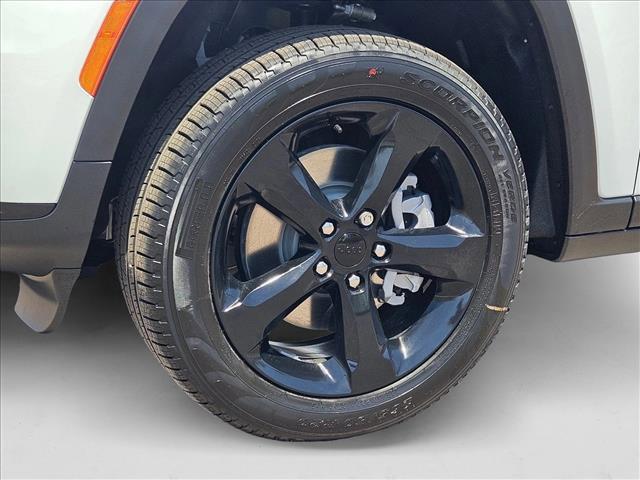 Photo of 2025 Bright White Clearcoat Jeep Grand Cherokee L
