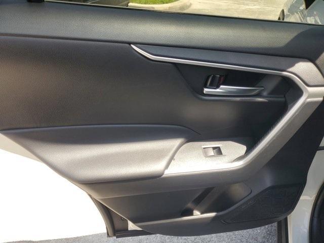 Photo of 2021 Super White Toyota RAV4