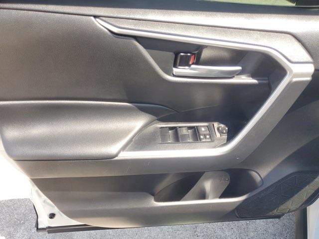 Photo of 2021 Super White Toyota RAV4