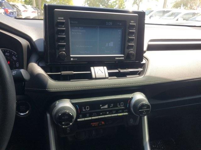 Photo of 2021 Super White Toyota RAV4