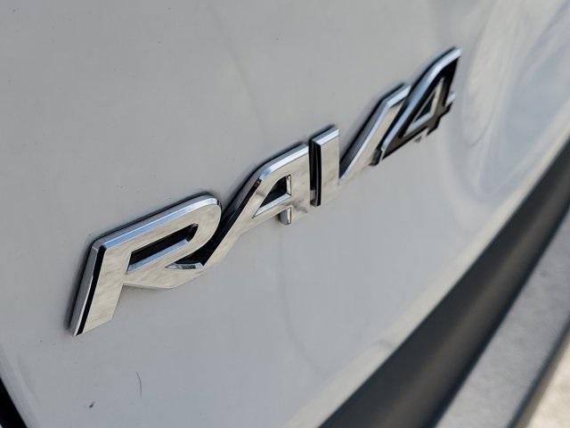 Photo of 2021 Super White Toyota RAV4