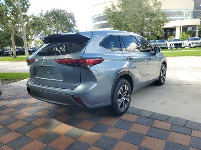 Photo of 2021 Silver Toyota Highlander