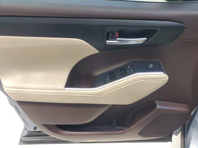 Photo of 2021 Silver Toyota Highlander