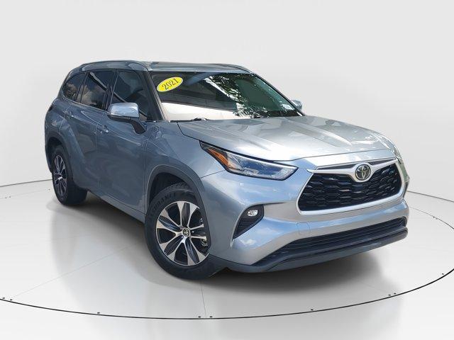 Photo of 2021 Silver Toyota Highlander