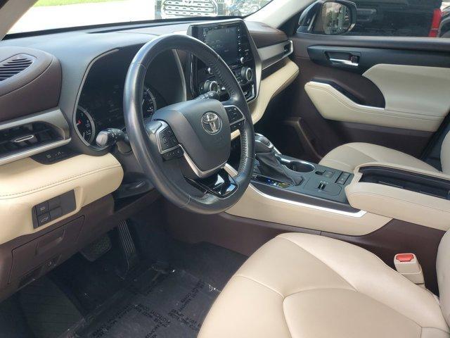 Photo of 2021 Silver Toyota Highlander