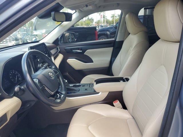 Photo of 2021 Silver Toyota Highlander