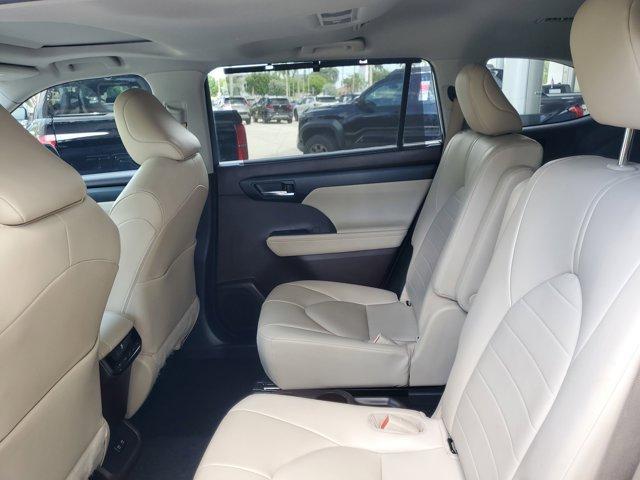 Photo of 2021 Silver Toyota Highlander
