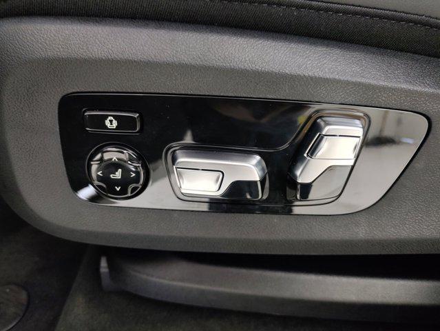 Photo of 2026 Alpine White BMW X7