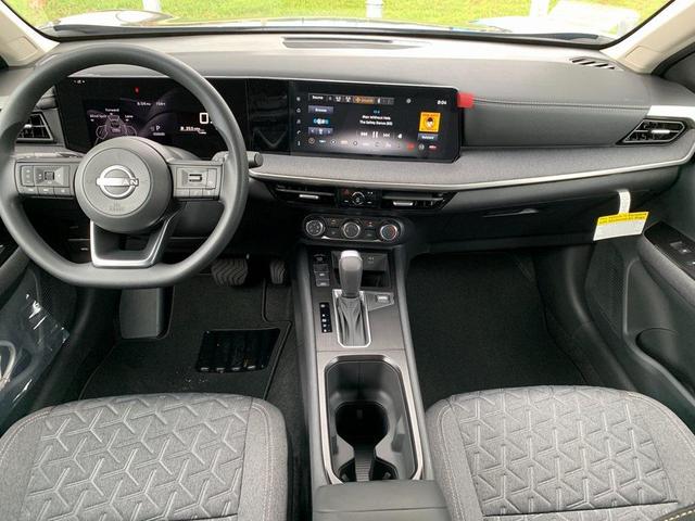 Photo of 2025 Aspen White Tricoat/Super Black Nissan Kicks