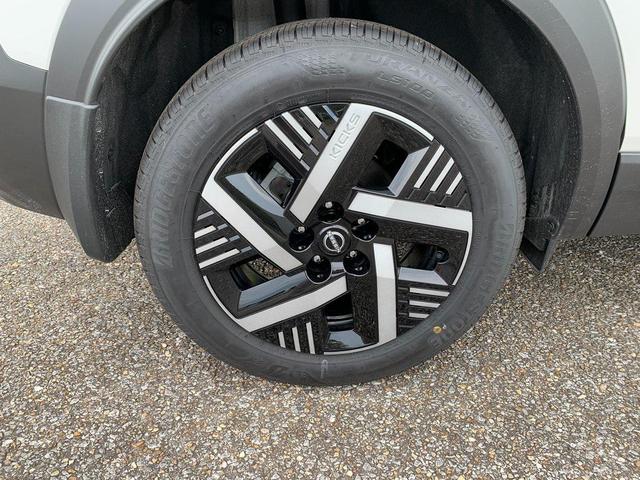 Photo of 2025 Aspen White Tricoat/Super Black Nissan Kicks