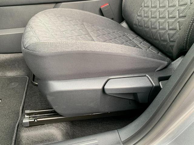Photo of 2025 Aspen White Tricoat/Super Black Nissan Kicks