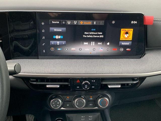 Photo of 2025 Aspen White Tricoat/Super Black Nissan Kicks