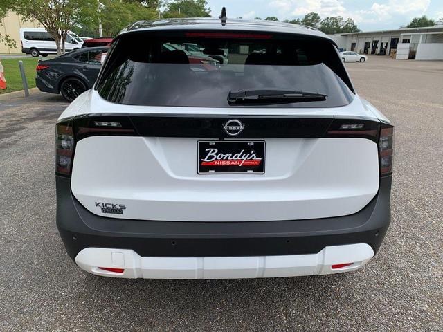 Photo of 2025 Aspen White Tricoat/Super Black Nissan Kicks