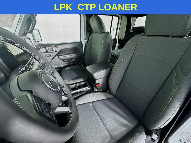 Photo of 2025 Bright White Clearcoat Jeep Gladiator