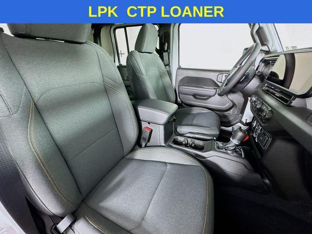 Photo of 2025 Bright White Clearcoat Jeep Gladiator