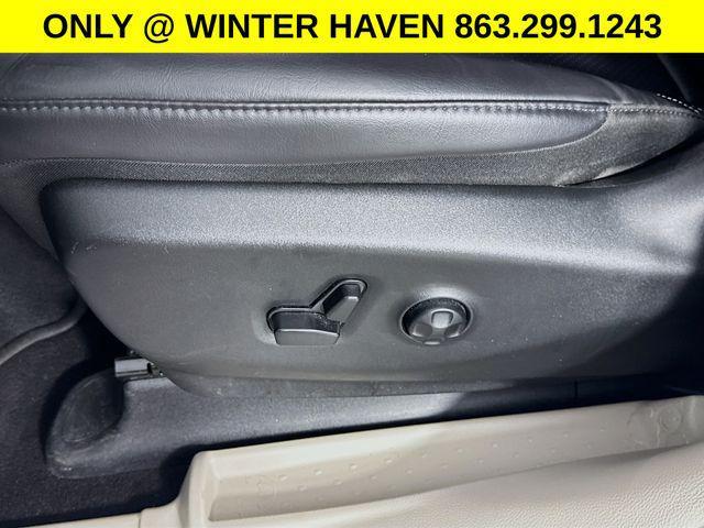 Photo of 2023 Silver Mist Clearcoat Chrysler Pacifica