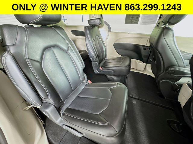 Photo of 2023 Silver Mist Clearcoat Chrysler Pacifica