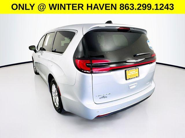 Photo of 2023 Silver Mist Clearcoat Chrysler Pacifica