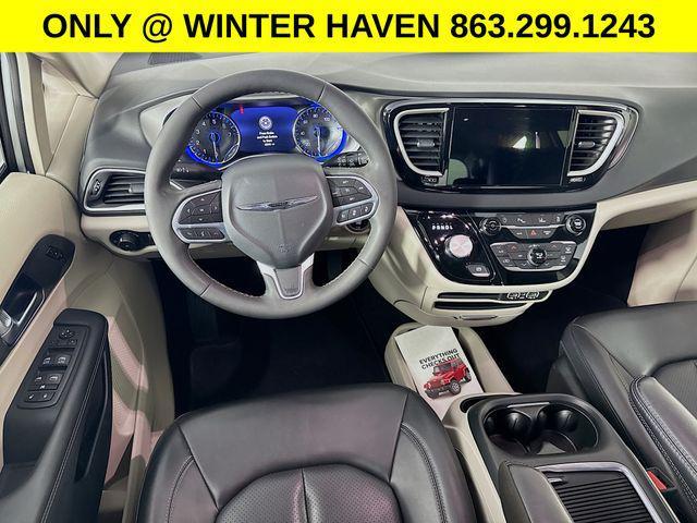 Photo of 2023 Silver Mist Clearcoat Chrysler Pacifica