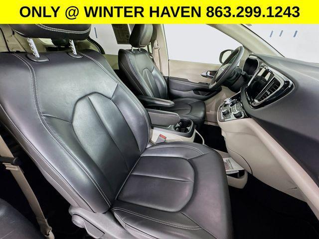 Photo of 2023 Silver Mist Clearcoat Chrysler Pacifica