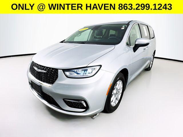 Photo of 2023 Silver Mist Clearcoat Chrysler Pacifica