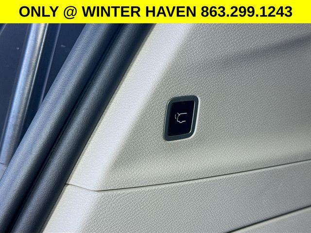 Photo of 2023 Silver Mist Clearcoat Chrysler Pacifica