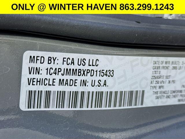 Photo of 2023 Sting-Gray Clearcoat Jeep Cherokee