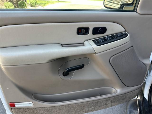 Photo of 2003 Summit White GMC Yukon XL
