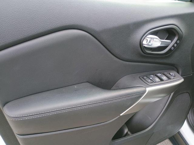 Photo of 2021 Bright White Clearcoat Jeep Cherokee