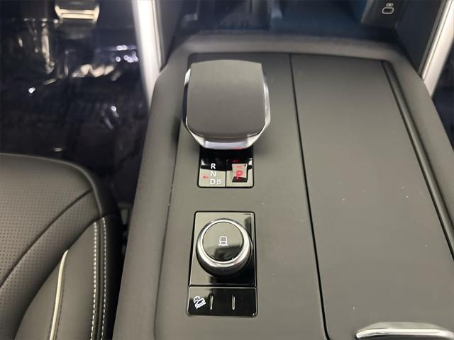 Photo of 2024 Fuji White Land Rover Discovery