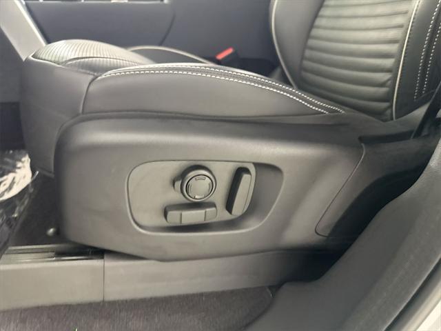 Photo of 2024 Fuji White Land Rover Discovery